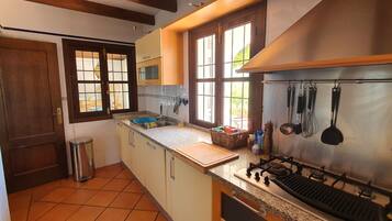 Een koelkast, een magnetron, een oven, een kookplaat