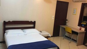 1 habitación, escritorio, tabla de planchar con plancha y wifi gratis 