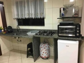 Een koelkast, een magnetron, een oven, een kookplaat