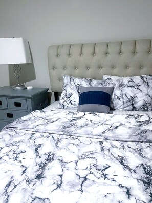 1 bedroom, desk, free WiFi, bed sheets - Private Clean Quiet Room in shared New House in Anna with 2 baths in house (Anna)