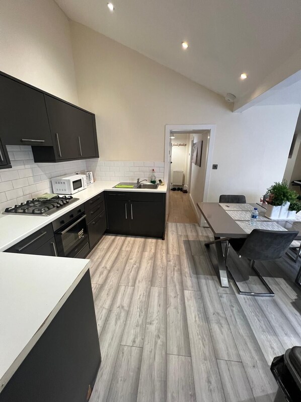 Private kitchen - Enjoyable 2 Bedroom Apartment with Private Garden (London)