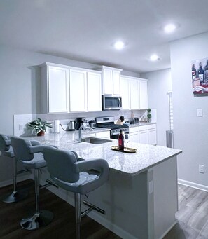 Frigorifero, microonde, forno, piano cottura