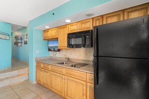 Refrigerador, microondas, parrilla de estufa y cafetera y tetera 