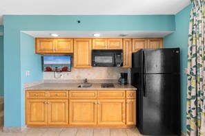 Kühlschrank, Mikrowelle, Herdplatte, Wasserkocher mit Kaffee-/Teezubehör