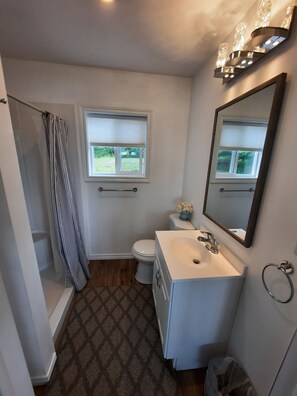 Dusche, Haartrockner, Seife, Toilettenpapier