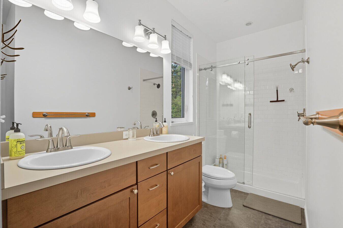 Chuveiro, secador de cabelo, toalhas de banho, shampoo