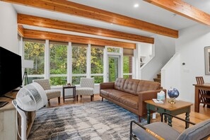 Smart TV, books - The Alaska Gallery - Modern Creekfront Rental (Anchorage)