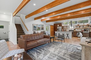 Smart TV, books - The Alaska Gallery - Modern Creekfront Rental (Anchorage)