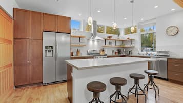 Frigorífico, microondas, horno y placa de cocina