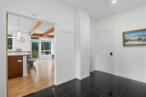 Interior - The Alaska Gallery - Modern Creekfront Rental (Anchorage)