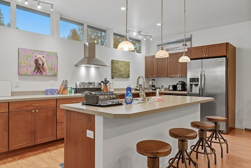 The Wildlife Gallery - Modern Creekfront Rental