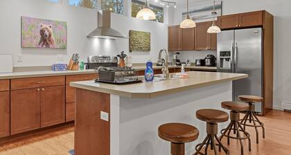 The Forest Gallery | Creekside 3BR Retreat Near Airport & Downtown