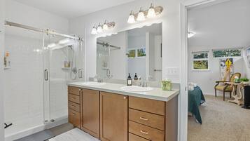 Chuveiro, secador de cabelo, toalhas de banho, shampoo