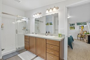 Shower, hair dryer, towels, shampoo - The Wildlife Gallery - Modern Creekfront Rental (Anchorage)