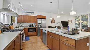 Réfrigérateur, micro-ondes, four, plaque de cuisson