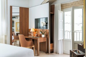 Comfort Double Room, Partial Sea View | Egyptian cotton sheets, premium bedding, down duvets, minibar - Maniace Boutique Hotel Ortigia UNA Esperienze (Syracuse)