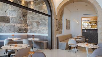 TĂ€gliches inbegriffenes FrĂŒhstĂŒcksbuffet