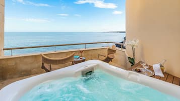 Habitación doble junior, vista al mar | Sábanas de algodón egipcio, ropa de cama de alta calidad y edredón