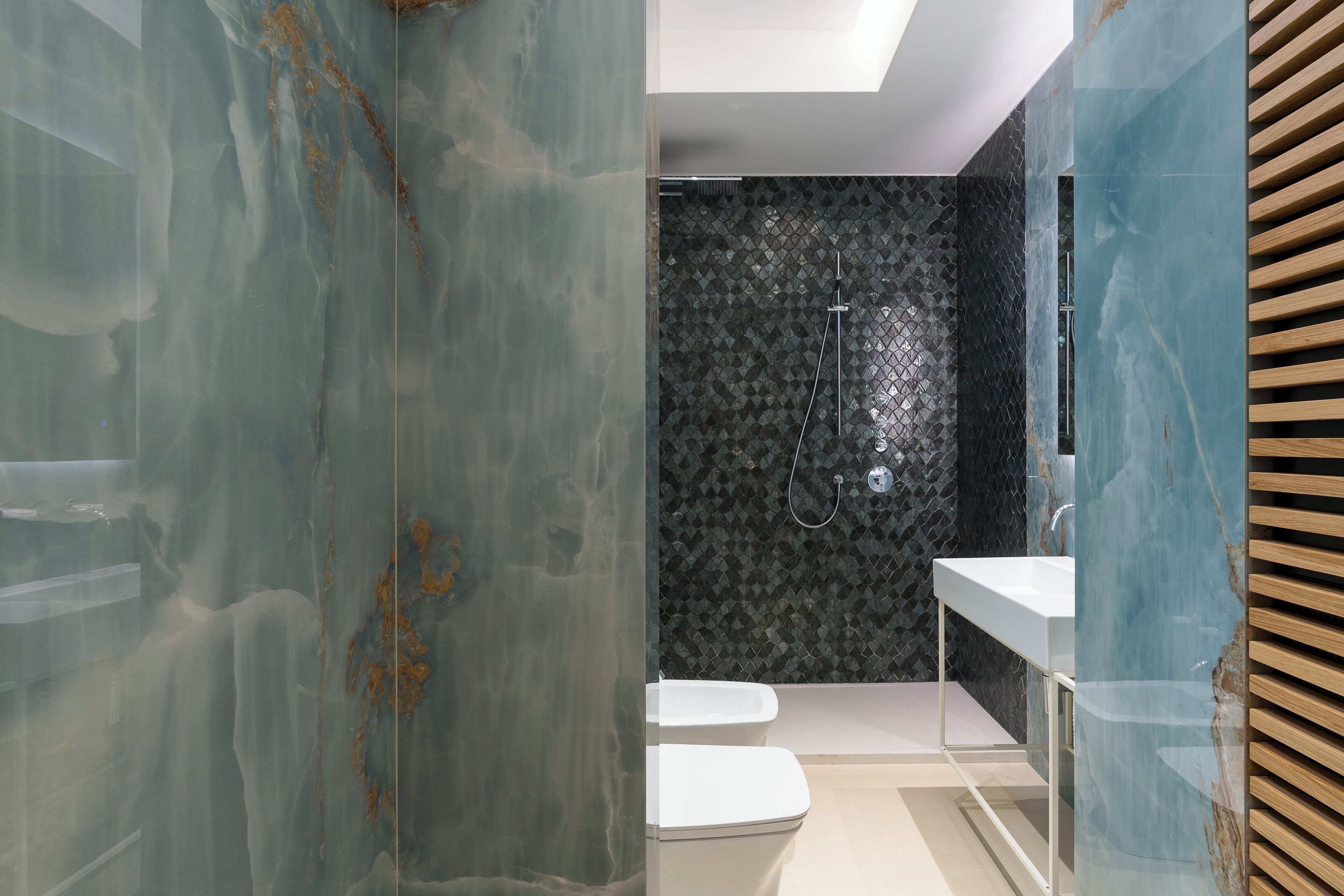 Un baño moderno con ducha, inodoro y lavamanos.