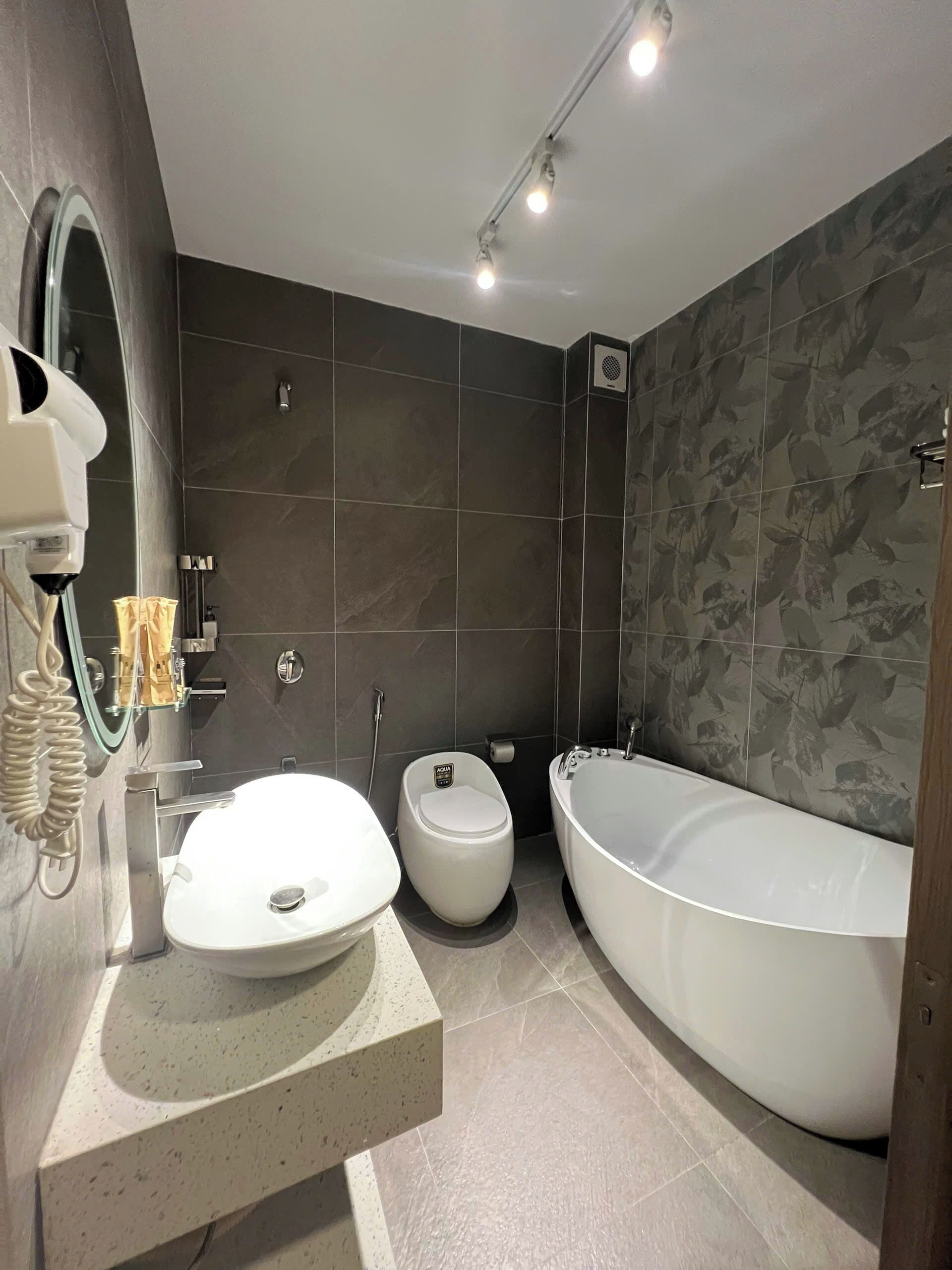 Premium Double Room, City View | Bathroom | Free toiletries, slippers, soap, shampoo