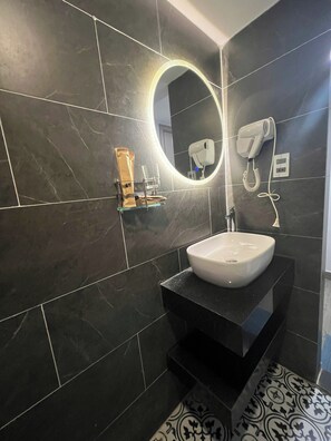 Standard-Doppelzimmer | Badezimmer | Kostenlose Toilettenartikel, Hausschuhe, Seife, Shampoo