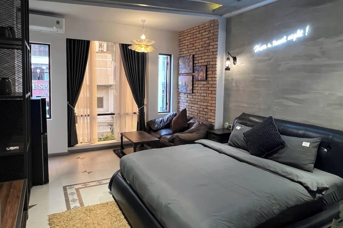 Premium Double Room, City View | Egyptian cotton sheets, premium bedding, minibar, desk