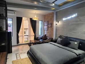 Premium tweepersoonskamer, uitzicht op de stad | Lakens van Egyptisch katoen, luxe beddengoed, een minibar, een bureau