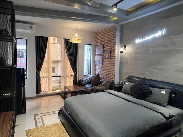 Premium Double Room, City View | Egyptian cotton sheets, premium bedding, minibar, desk