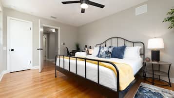 1 habitación, escritorio, tabla de planchar con plancha y cuna de viaje