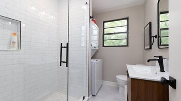 Hårtork, handdukar, tvål och schampo