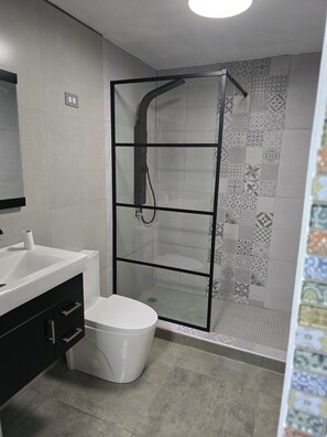 Serviettes fournies, savon, papier toilette
