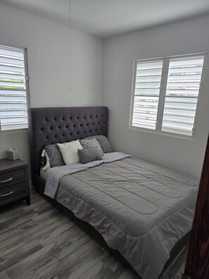 4 間睡房、可攜式嬰兒床、免費 Wi-Fi、床單