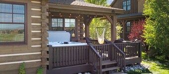 Cozy cabin w/ hot tub & fireplace