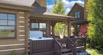 Cozy cabin w/ hot tub & fireplace