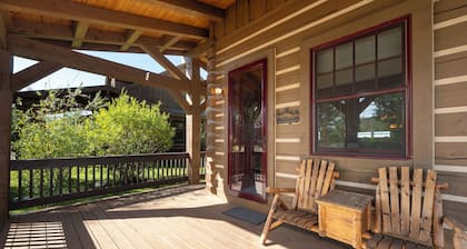 Pet-friendly cabin w/ hammock & hot tub