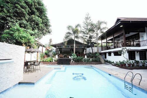 Rustic getaway near Tagaytay City with Pool