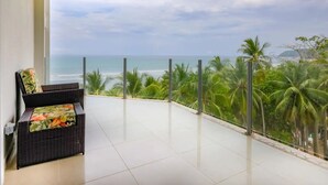 A balcony with a view of the ocean and palm trees. - Diamante del sol 601N (Jacó)
