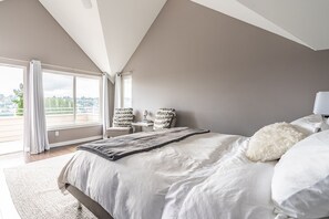 3 habitaciones, escritorio y tabla de planchar con plancha 