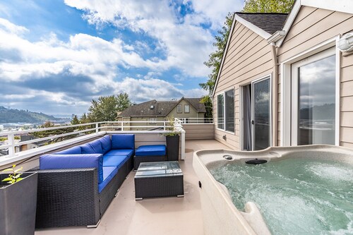 Majestic Views with a Hot Tub!