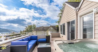 Majestic Views with a Hot Tub!