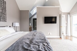 3 bedrooms, desk, iron/ironing board, travel cot