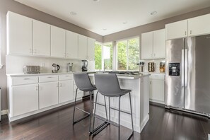 Refrigerador, microondas, horno y parrilla de estufa 