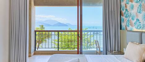 Ropa de cama de alta calidad y espacio para trabajar con laptop