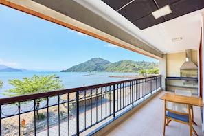 Panorama appartement, balkon, uitzicht op zee | Luxe beddengoed, een laptopwerkplek, gratis wifi, beddengoed