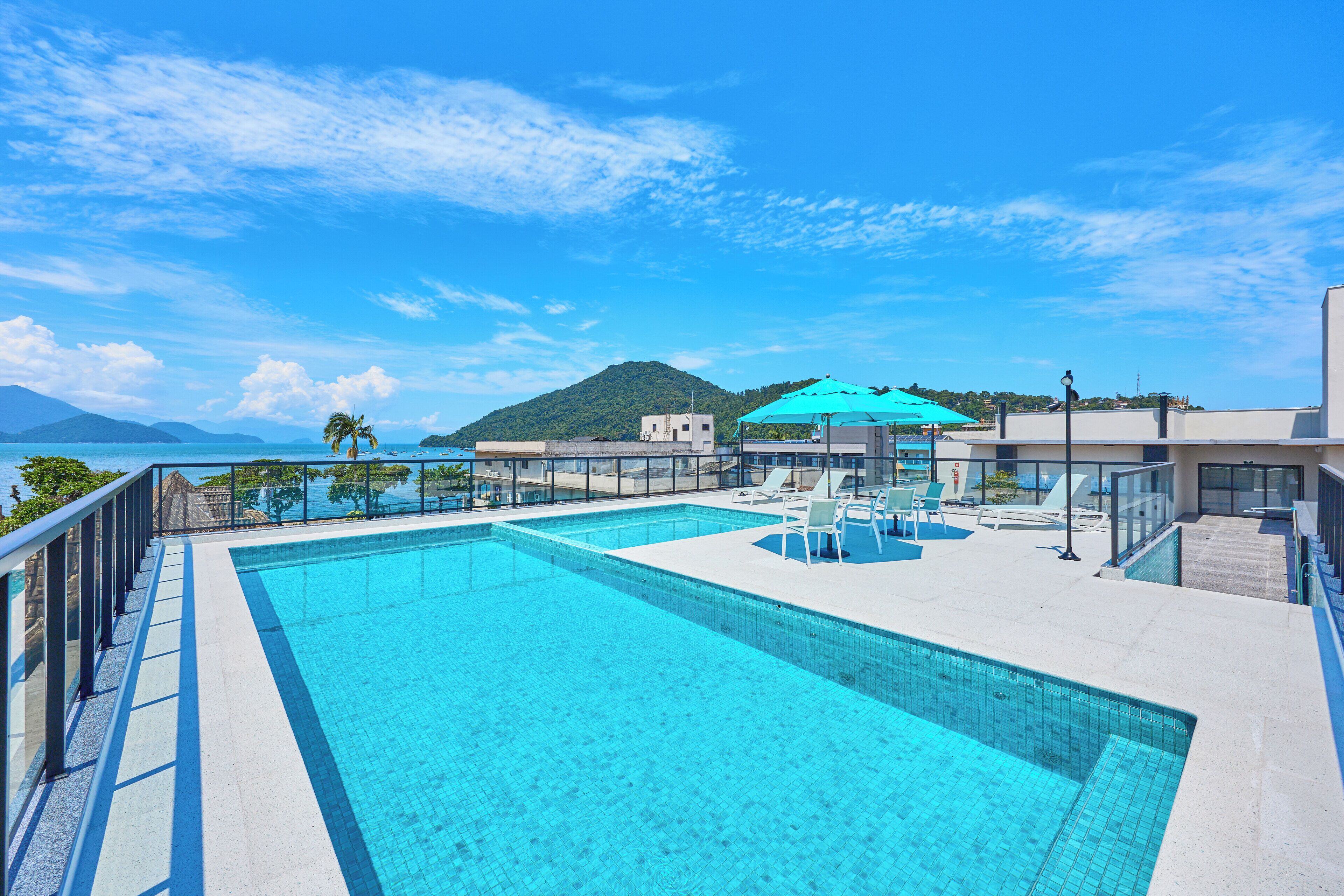 من حمّامات السباحة المغطاة