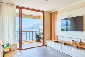 Premium appartement, balkon, uitzicht op zee | Luxe beddengoed, een laptopwerkplek, gratis wifi, beddengoed