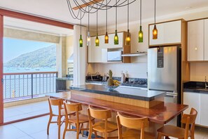 Panorama appartement, balkon, uitzicht op zee | Luxe beddengoed, een laptopwerkplek, gratis wifi, beddengoed