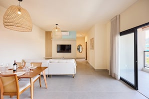 Apartment | Living room | 55-inch Smart TV with digital channels - Anamá Apart Hotel de Frente Pra o Mar (Ubatuba)
