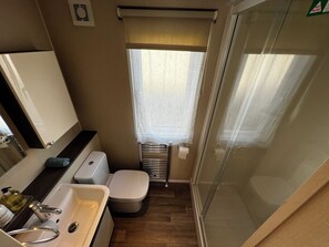 Dusche, Haartrockner, HandtĂŒcher, Seife