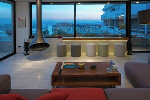 智能电视、壁炉、DVD 播放器、书